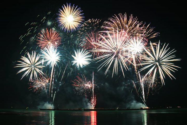 เปิดเทศกาลพลุนานาชาติ 2558 (Pattaya International Fireworks Festival 2015) ร่วมด้วยคณะผู้บริหาร และสมาชิกสภาองค์การบริหารส่วนจังหวัดชลบุรี การจัดงานใน
