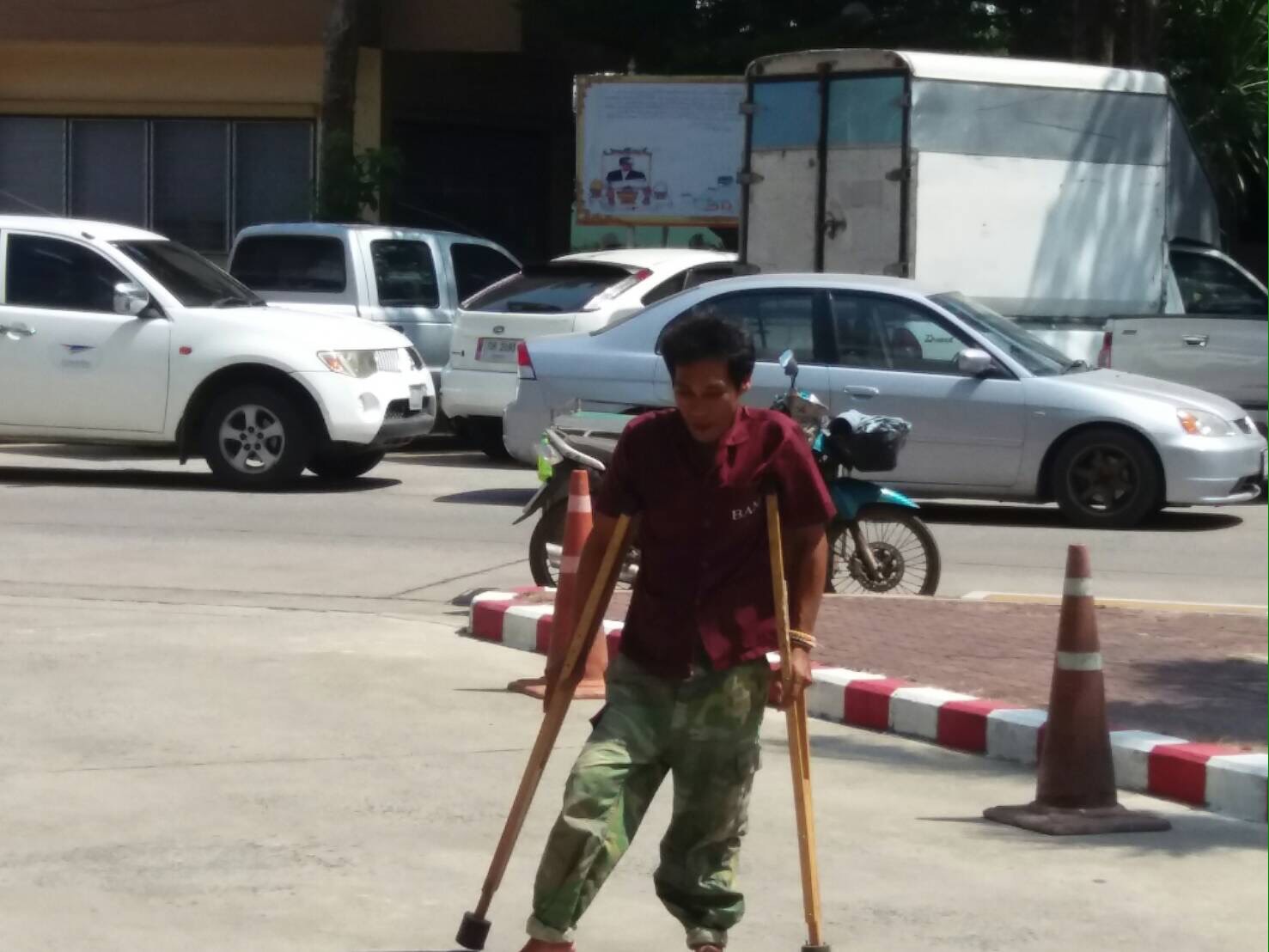 นครนายก-หนุ่มพิการร้องสื่อ..วิ่งโล่..ศูนย์ดำรงธรรม
