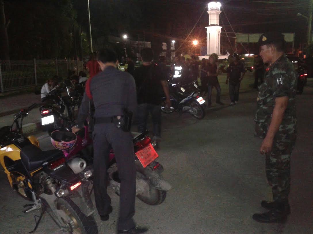 ตำรวจ-ทหาร ปิดเกาะลอยศรีราชาตรวจค้นรถ