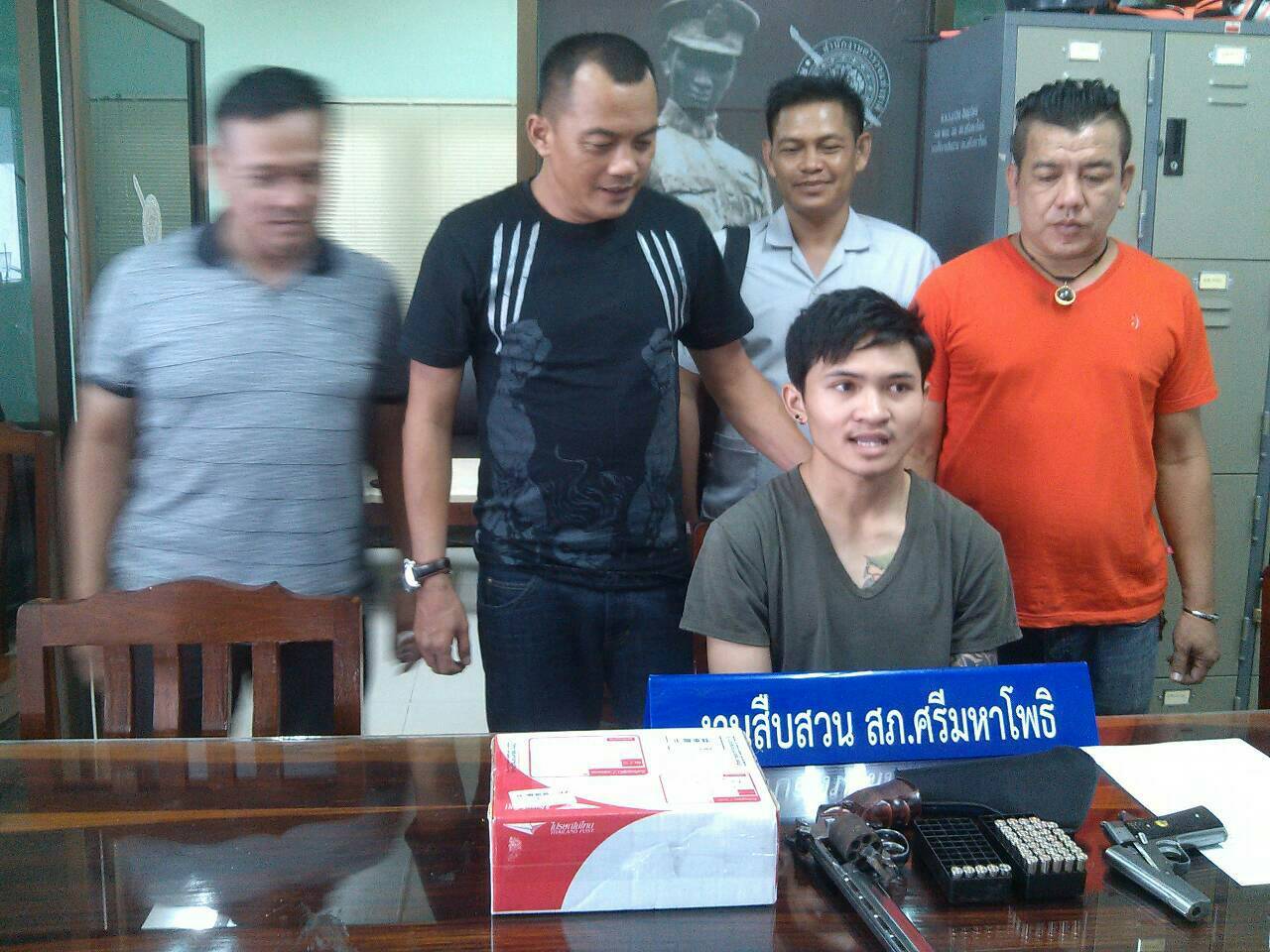 ปราจีนบุรี - จับ นศ.ปวส.2 ซื้อปืน2กระบอกกระสุนอีก40นั่ดสั่งซื้อผ่านทางเฟรชบุกยิงบ้านอดีตแฟนสาว
