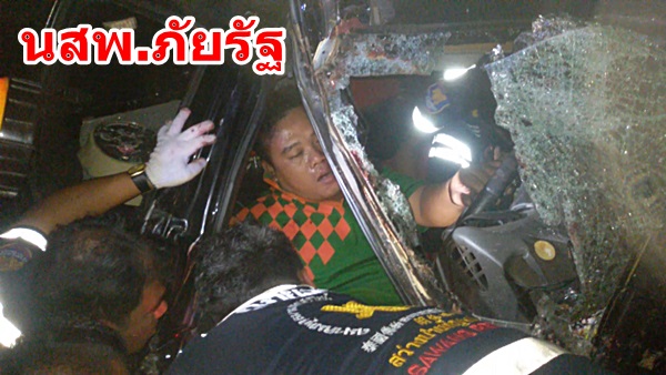  ปราจีนบุรี - สิบเอกทหารหลับในขับกระบะชนต้นไม้
