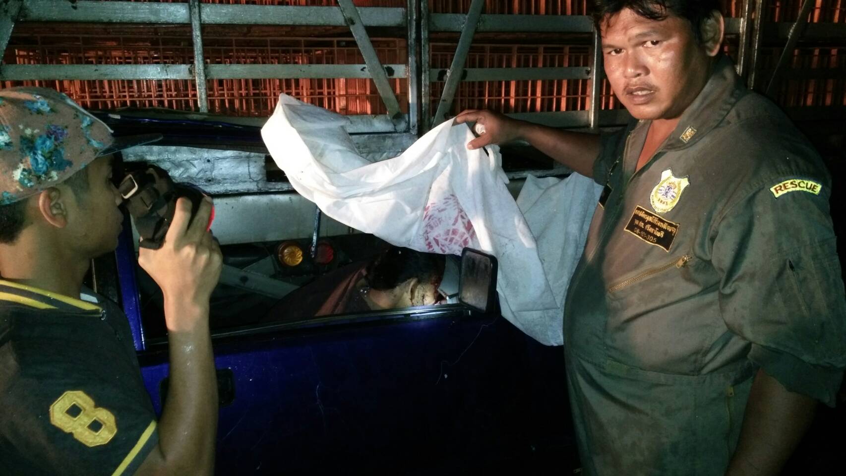 ปราจีนบุรี-รถปิ๊กอัพเสียหลักเสยท้ายสิบล้อบรรทุกไก่ดับสยองคาซากรถ 