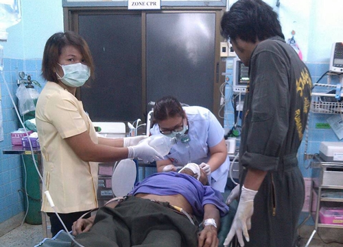 ปราจีนบุรี-ข่าว –หนุ่มใหญ่เครียดปัญหาหนี้สิน คว้าปืนระเบิดหัวตัวเองปริศนา หนุ่มใหญ่เครียดปัญหารุมเร้า แถมตกงานตัดสินใจคว้าปืนมายิงตัวเอง ญาตินำส่งโรงพ
