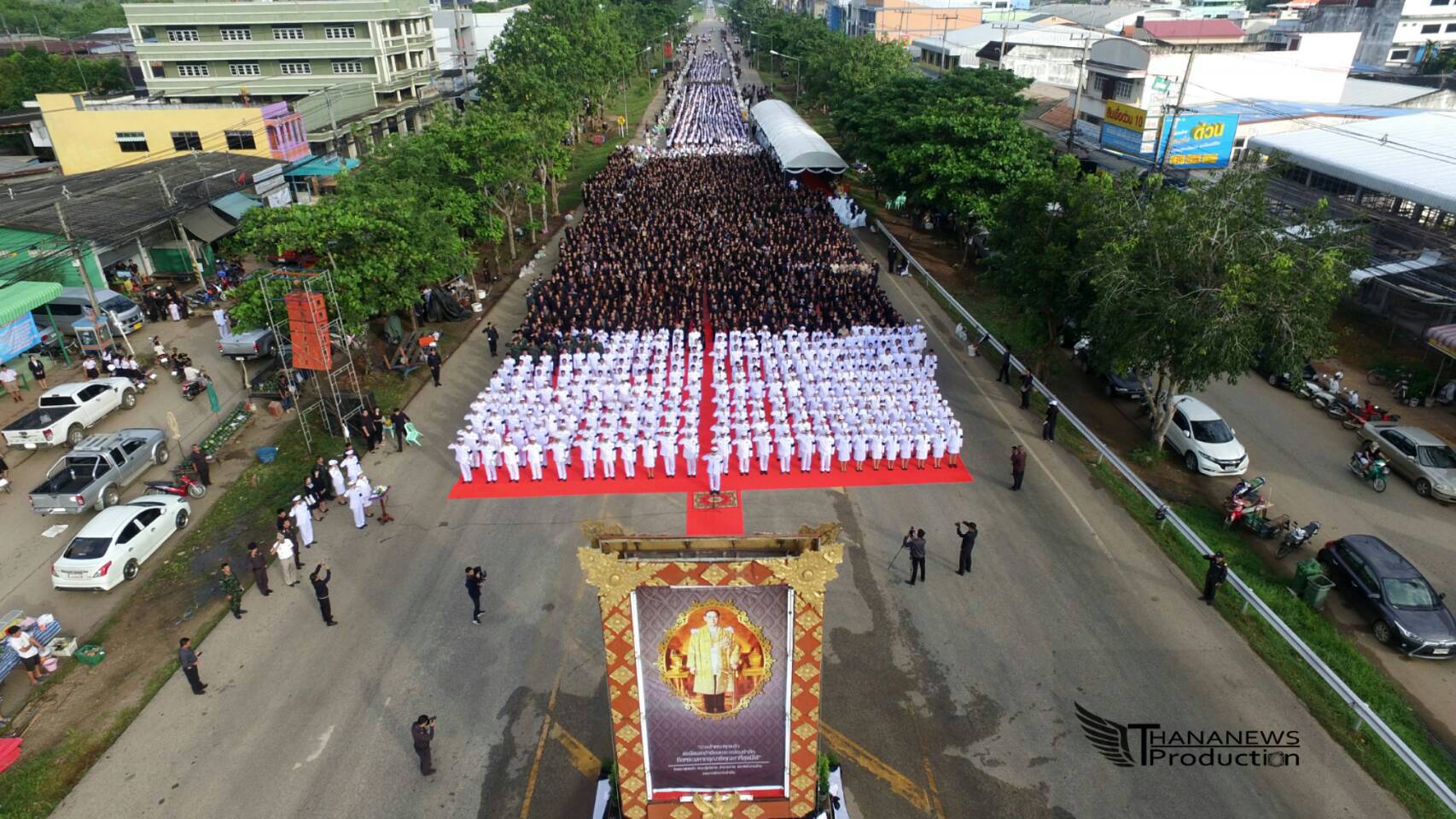 นายอำเภอวังนำเย็น นำข้าราชการ พ่อค้าประชาชน ร่วมทำบุญตักบาตร ข้าวสาร อาหารแห้ง พระภิกษุสงฆ์ 89 รูป 